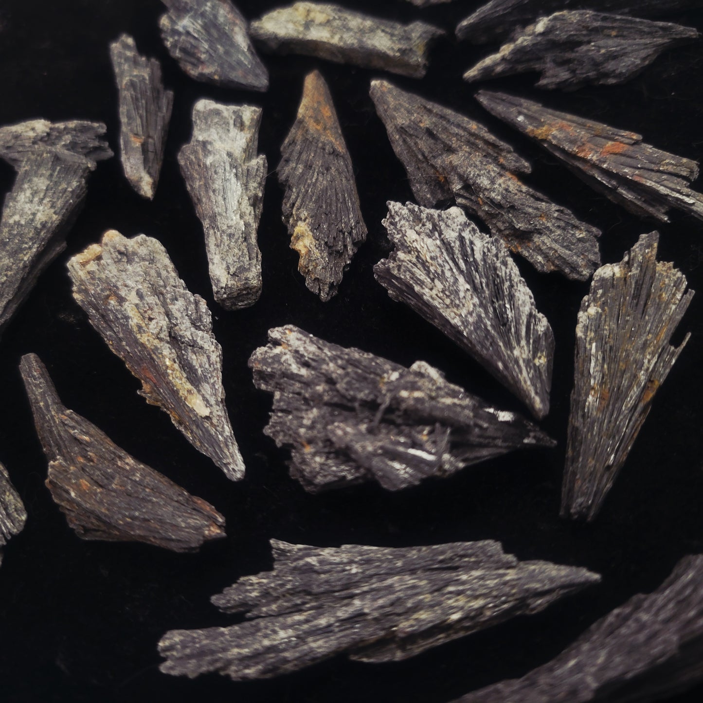 Black Kyanite, Point