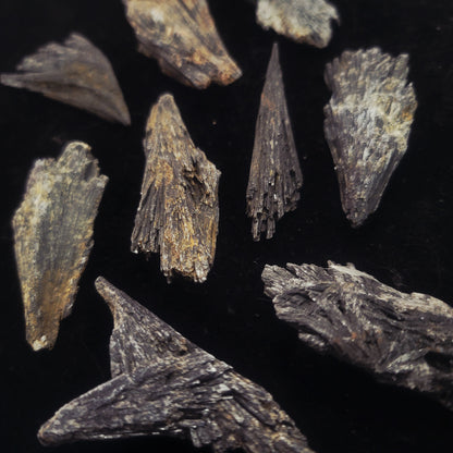 Black Kyanite, Point