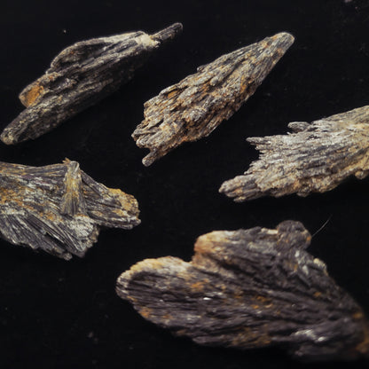 Black Kyanite, Point